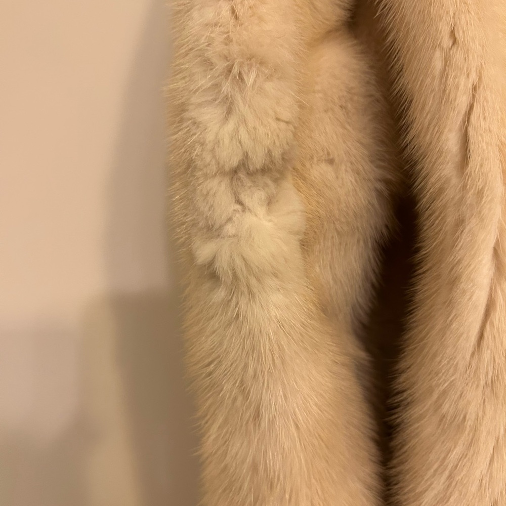 Elegant Beige Fur Coat - Picture 8 of 11